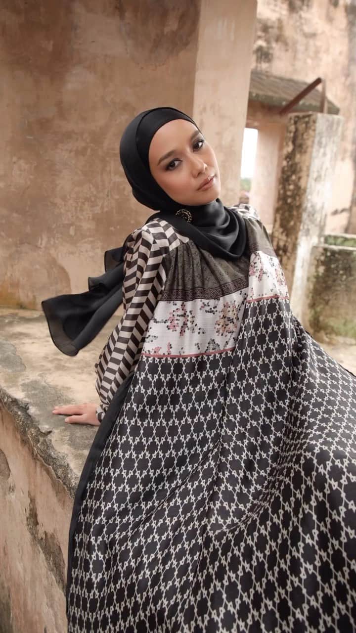 Zaskia Sungkarのインスタグラム：「From 2016 to 2023✨ Masih inget pattern ZS  7 tahun yang lalu?! Yes ZS ladies kita nostalgia lagi pattern2 lama ZS  di koleksi Alayya 2023 , kira2 next Remake pattern zs yg mana lagi ya 😍 #10tahunbersamaZS」