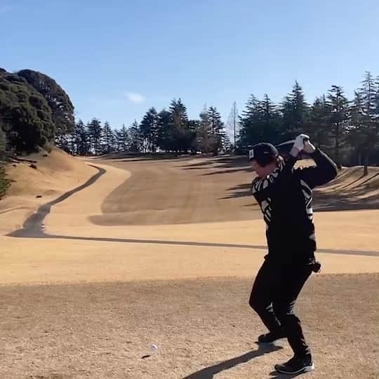 しゅうぺいのインスタグラム：「もうやだよシリーズ2  この日は全然ダメでした💦  練習頑張ります🏌️ もうやだよ、、、笑  #ゴルフ #ゴルフ初心者 #ドライバー #打ちっぱなし #srixon  #taylorMade #MASTERBUNNYEDITION #DESCENTE #NIKE #golf #ゴルフ誘って下さい #ゴルフ教えて下さい #僕がどんなに君を好きか君は知らない #郷ひろみ さん」