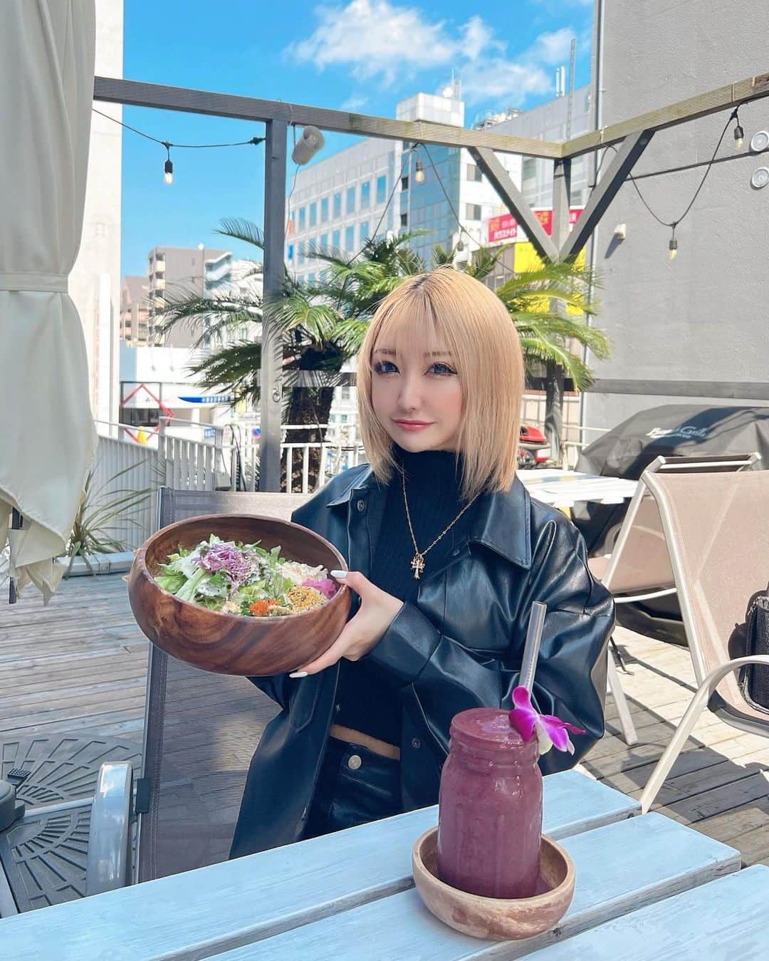 のインスタグラム：「︎︎︎︎︎︎☑︎ 𝐋𝐮𝐧𝐜𝐡 ‪‪❤︎‬  お気に入りのハワイアンカフェ🌺☕️ チリマヨポキ×アサイースムージーにどハマり🫶🏽💕  ポカポカ日和だったからテラスで食べたよ😋🍴  #hawaii#ハワイアンカフェ#ランチ #ポキ丼 #アサイースムージー#poke」