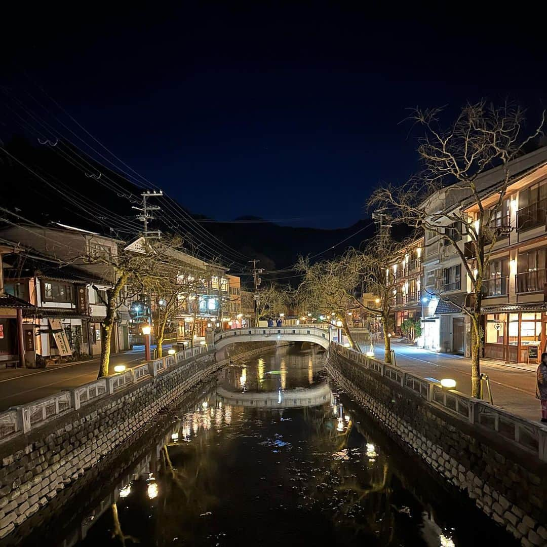 新田あゆなのインスタグラム：「・ 夜の城崎温泉も最高だったなぁ～。 夜の出店とかもめちゃくちゃ良かった♡ なんか夜の街ってウキウキする☺💓  #城崎温泉 #城崎温泉旅行 #城崎温泉食べ歩き #夜の街並み」