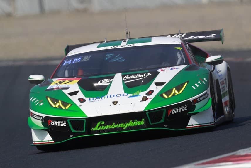 のインスタグラム：「スーパーGT 岡山合同テストが、無事に終わりました。 実は、2022年11月のもてぎ最終戦から一回もレーシングカーに乗っておらず、4ヶ月ぶりのレーシングカーでしたが、意外に上手くテストを進める事ができました。 今季は、レギュレーションでレースウィークに持ち込めるタイヤのセット数が6→5セットになり、チーム側の作戦が難しくなりました。 ロングランを沢山するチームが多かったですし、今季から使用義務付けのバイオ燃料などの影響もあり、いつもとは少し違ったコースコンディションでした。 この二日間のテストで、岡山への準備は整いました。開幕までに富士合同テストがあります。もう1ステップレベルを上げて開幕に挑みたいです。 #lamborghini  #lamborghinihuracangt3  #supergt #jloc  #yokohamatyres」