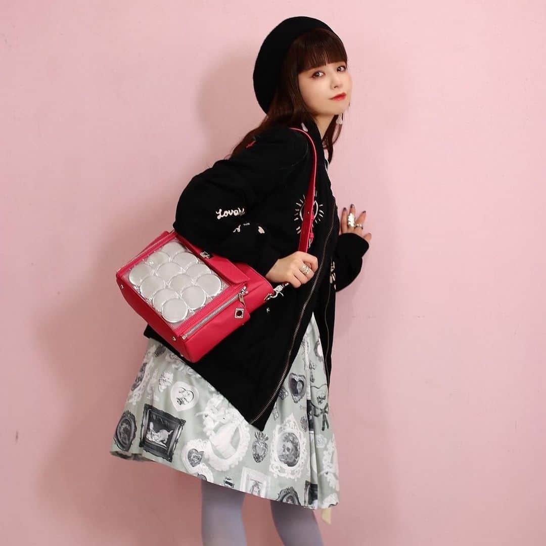 春奈るなのインスタグラム：「リアレア様×るな氏 『OSHI TO DATE』第二弾👜✨  セミショルダー痛バッグの受注受付は3月21日まで🥰✨  ファスナー部分を外してクルッと裏返すと ビニール窓の部分が完全に隠れるクルア仕様になっております💖  カラーは6色展開！ 長めの肩紐も付属されているので、ロングショルダーとしてもお使い頂けます✨  #推し  #推し活  #推し事  #推しとデート  #oshitodate  #痛バッグ  #痛バ  #痛包  #itabag   #オレンジ  #紫  #青  #白  #赤  #黒  #６色展開だよ🎨✨」