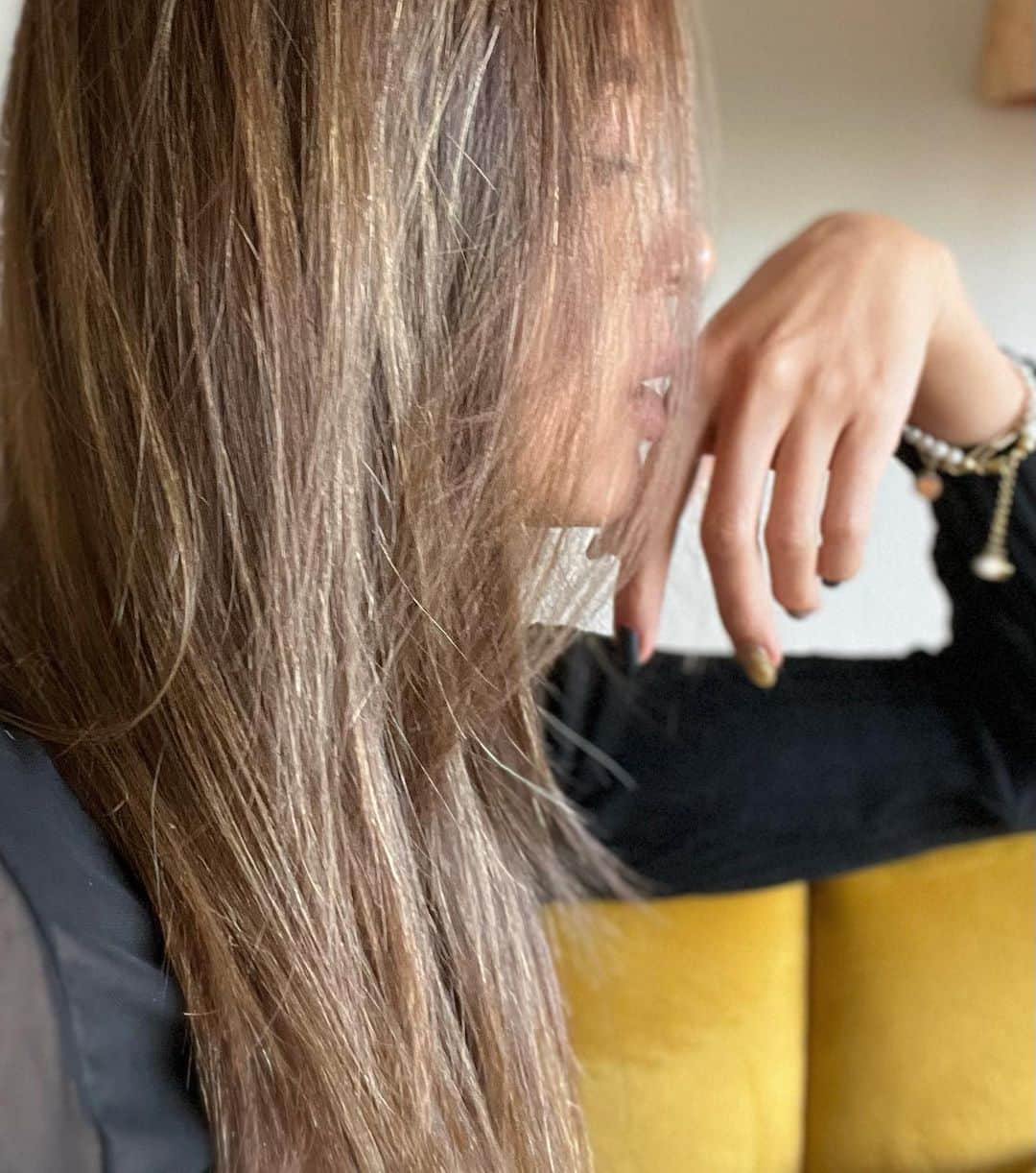 Mieのインスタグラム：「カラーで痛むヘアも色々シャンプー試して最近３つのアイテムに出会ってからドライヤーで乾かしただけなのに潤い🤍と、、、まとまりが凄い🥳  ストーリーズで観てね🤍  #ヘアケア #ロングヘア  #ヘアカラー  #シャンプー  #ママ #子供 にも」