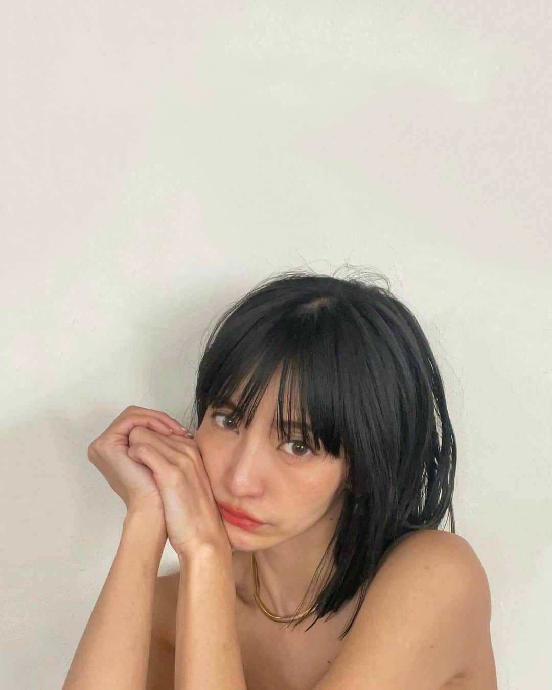 森摩耶のインスタグラム：「先日、全身脱毛の為、エミナルクリニック銀座院に行ってきました！ 気づけば4回目。既にツルツルで、もうやる所ないんじゃないかな？とすら思うほど。  冬から通い始めていよいよ春を迎えるところで、肌の露出も増えてくる季節だし、本当にやって良かったと思う。 エミナルクリニック銀座院は、内装も可愛くて、スタッフの方々もとても親切で、毎月銀座に通うのが楽しみのひとつになっていたので、もうすぐ終わってしまうのが寂しいくらい😭  それに、全国に50院以上あるクリニックで安心だし、今ならデビュープラン 全身医療脱毛 5回コースが59,800円からできちゃうんだとか。 わき、腕など特に気になる部分が脱毛できちゃう。 最短1ヶ月のペースで通えるから、今からでも全然遅くないよ。 1回の来院で全身丸ごとお手入が可能な所も最高。 処理しづらい背中・うなじ・おしりなどはシェービングも無料と良心的。 とってもおすすめのクリニック。みんなも是非行ってみてね〜  #エミナル #エミナルクリニック #脱毛 #医療脱毛 #脱毛クリニック #美肌ケア #モチベーション #垢抜け @eminalclinic」