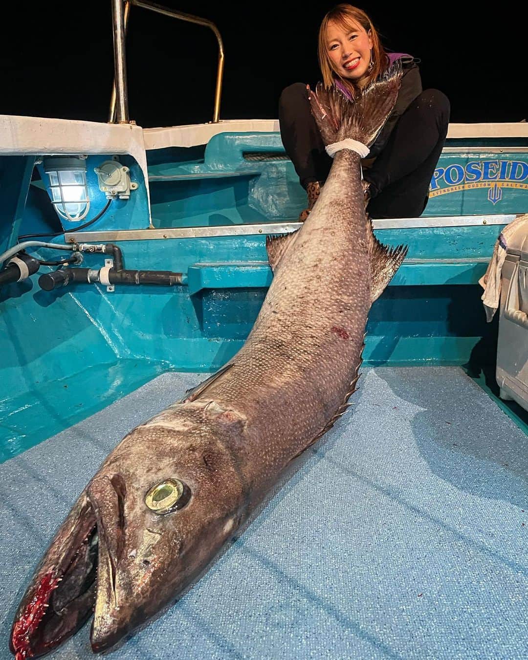 冨士木耶奈のインスタグラム：「. やべぇーーーぞーーーっ‼️ やらかしてしまった📣🤭 自分より遥かにデカい 特大怪魚バラムツ🚨⚡️ いやー、しびれた🫶🫶 . . #巨大怪魚 #身長超え #バラムツ  #怪魚ハンター #釣りハンター」