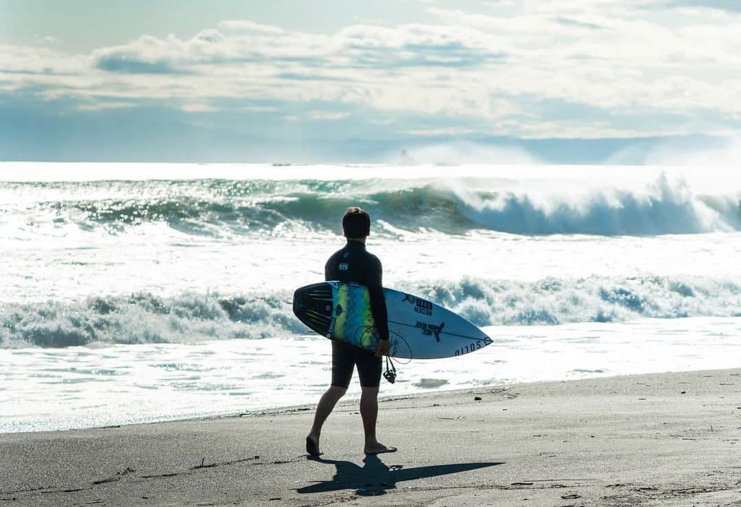 のインスタグラム：「.  Team @hrssurf を卒業することになりました。  僕のサーフィンライフを充実させて頂き、沢山進化させてもらいました。  全日本を取れたのも、 世界戦に行けたのも、 プロになれたのも、 今があるのも、 沢山の素晴らしいサーフボードを提供してくださって、手厚いサポートがあったからだと思います。  貴重な経験も沢山させて頂きました。  感謝でしかありません。  16年間サポートして頂きありがとうございました。  #hrssurf」