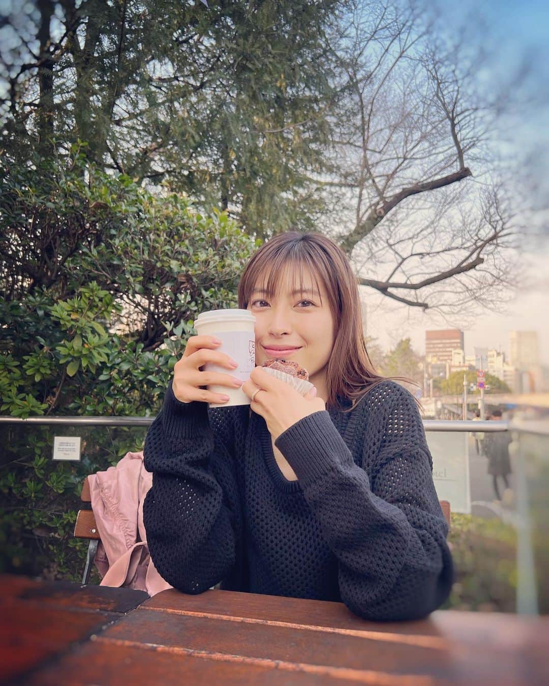 瀧本美織のインスタグラム：「お仕事の合間に☕️ ブルーベリーマフィンと抹茶ラテ 美味し過ぎました🥺💟   #teatime」