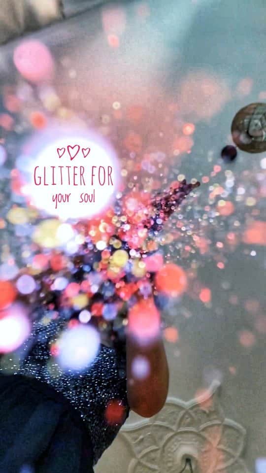 Joyce Ilgのインスタグラム：「glitter for your soul 💫 Man beachte die Jogginghose 😂🙏  #glitter #sparkle #shine #Glitzer #art #howto」