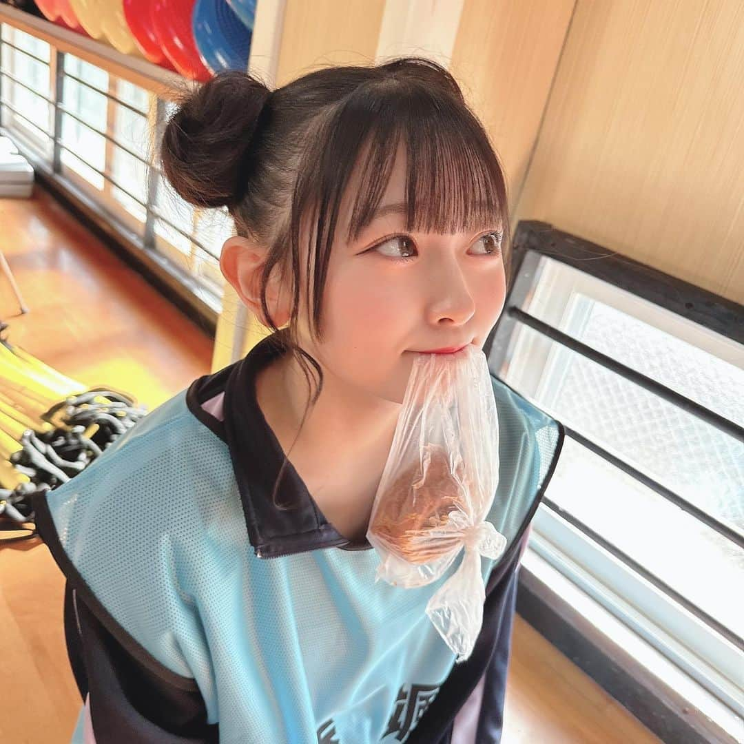 石橋颯さんのインスタグラム写真 - (石橋颯Instagram)「パンめがけて猛ダッシュして 離しません🍩🤎  ･ ･ ･  #ootd #instagood #instalike #followme #いいね#アイドル  #運動会  #くま #体育祭  #パン食い競走」3月12日 19時21分 - ibuki__hkt48