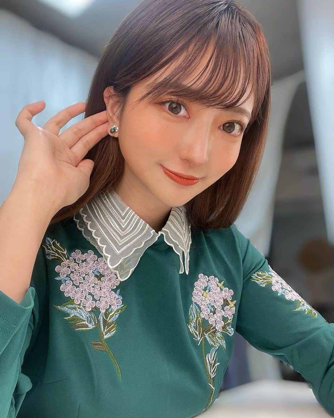 羽田優里奈のインスタグラム：「. こんばんは。 今ＷＢＣ見ながら投稿してます👀笑 . . 写真はお気に入りの刺繍ワンピ🌸 イヤリングとお揃いの深緑カラーです。 . . 『大阪ほんわかテレビ 』のいちごスイーツ特集🍓 見てくれた方ありがとうございます♪ 一個900円のいちごをいただいたんやけど、 一口かじった時点でいま私500円分食べたよな…？ と思ってドキドキするなどした。 お砂糖入ってる！？と思うくらい 甘くて美味しかったです……！！ 次は3/24にほんわか登場します☀️ . . 先週の『チームベイコム』の "お手軽！ベイコムキッチン"のコーナーでは アスパラクリームチーズ春巻きを作りました♪ . 今週のチームベイコムも出てます！ 関西弁満載で楽しく時短レシピに挑戦してますので、 阪神間にお住まいの方はぜひご覧ください✌️ . . . . . . . . . . #大阪ほんわかテレビ #読売テレビ #関西タレント #チームベイコム #刺繍ワンピ #刺繍 #ワンピース  #緑コーデ #春コーデ #春服 #花柄ワンピース  #襟付きワンピース #ワンピースコーデ #イヤリング #アンティークワンピ #柄ワンピース #レッドブラウン  #ピンクブラウン #春カラー #ヘアカラー#紫陽花  #fashiongram #flower #osaka」