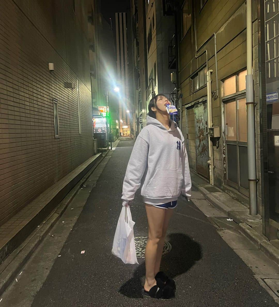 藤堂ラナさんのインスタグラム写真 - (藤堂ラナInstagram)「深夜コンビニ 🏪  みんなの推しコンビニはどこ？？  #japanesegirl #japan  #彼パーカー #脚フェチ #エモ#fyp #ootd #fr2」3月12日 19時26分 - lanamaru