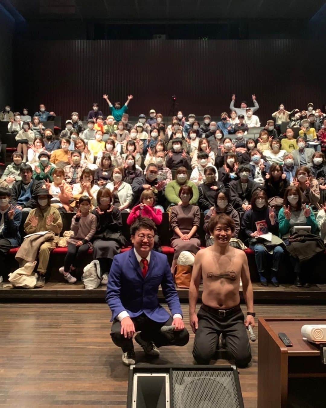 銀シャリのインスタグラム：「銀シャリの産地直送漫才〜47都道府県巡り〜【青森公演】 @ねぶたの家ワ•ラッセ　イベントホール お越しいただきましたお客様本当に ありがとうございました！！  ねぶたが飛び出してきた「青森県漫才」は後日YouTubeにてアップします！  2乳首を使い描いた今回の乳首アートは「青函トンネル」です  明日はYouTube撮影です🙇 来月は4/23(日)京都に伺います  #銀シャリ #産地直送漫才」