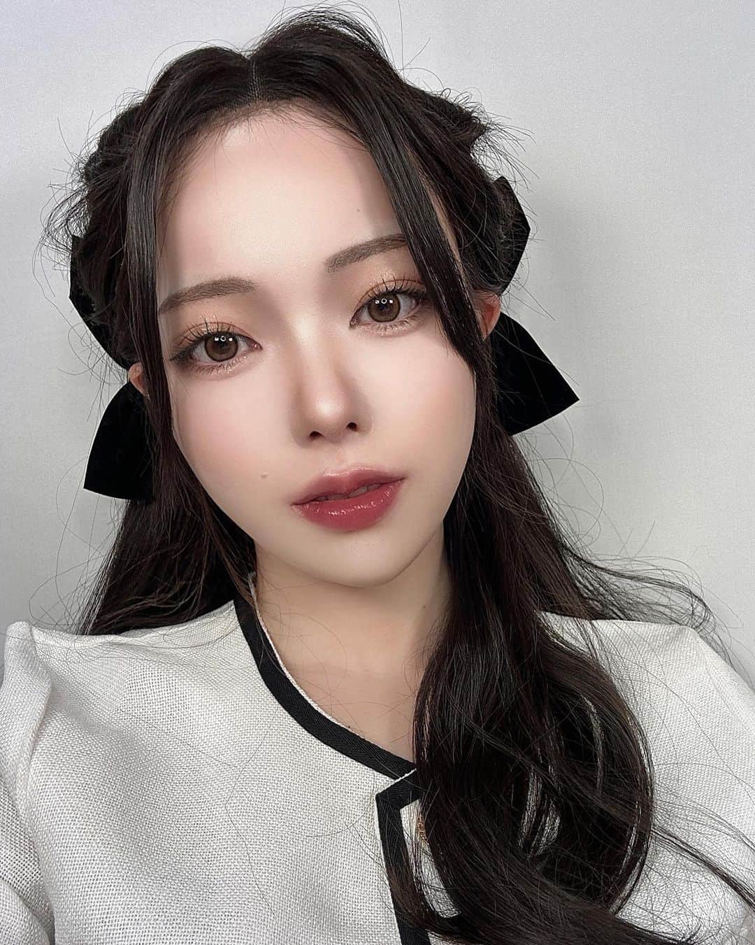 葉月ひまりのインスタグラム：「韓国風メイクしたら顔変わりすぎて びっくりした😂 ウィッグだから髪の毛違和感あるけど^^; 凄く可愛いメイクが出来た♡」