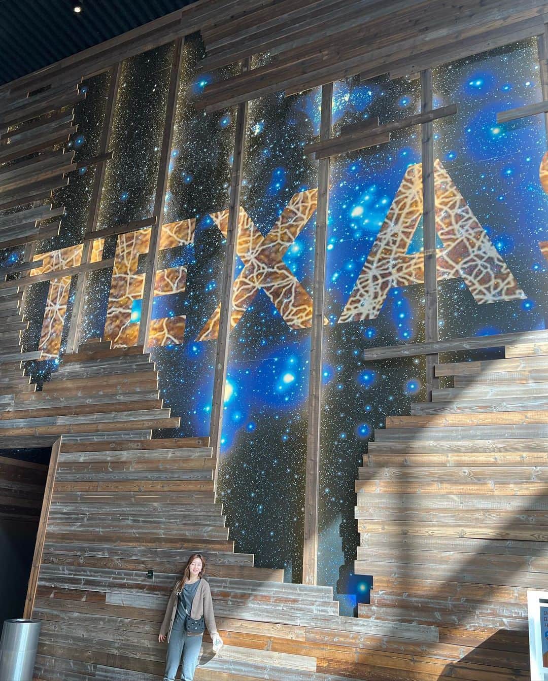 大倉ちなのインスタグラム：「.  ⸝⋆*2023/1.25〜2.20📃⋆*  今回はルイジアナ州からテキサス州 へ移動した思い出もあります❤️🚗 ルイジアナのニューオリオンズでゎ、観光地であるバーボンストリートを歩き昼は自然保護区で野生のワニ🐊を見たり したよ〜！フランス基調建物だらけでヨーロッパを旅して歩いてるかのような街並みで、綺麗だった〜❤️  ルイジアナ州は初めて来た州で、 コンプリートに向けて一州増えたよ🫶👟🇺🇸 人生で全州行けたらいいな🥺 あと何州だろ...(笑) . #photography  #instagram  #usa  #likesforlike  #mytravelgram  #texas #ルイジアナ州 #ニューオリオンズ #アメリカ旅行」
