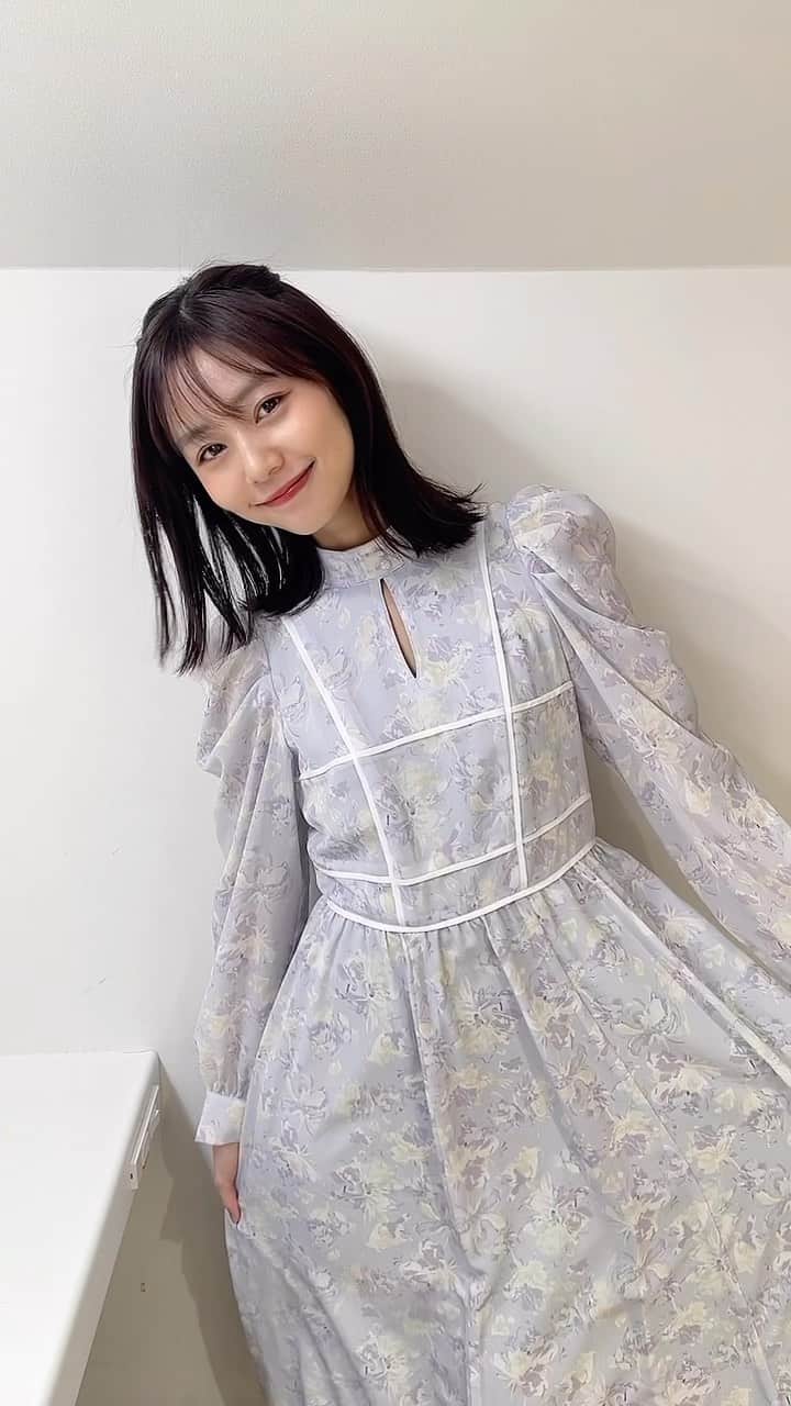 杉浦みずきのインスタグラム：「爽やかラベンダー色のシフォンワンピ💐　首から胸にかけてさりげなく開いてるのも可愛い💕意外と私服では、春はあんまりワンピースを着てなかったんだけど、こういうワンピース今年はたくさん欲しいかも🥹  ワンピース @lilliancarat_official  イヤリング @grossejapan  パンプス @dianashoespress」