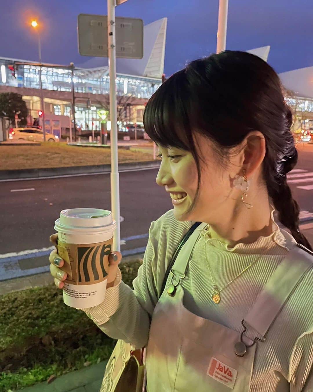 西垣有彩のインスタグラム：「暖かいけど寒い(´-`).｡oO #横浜#神奈川#スタバ#抹茶#ゼンフミルク #です#西垣有彩」