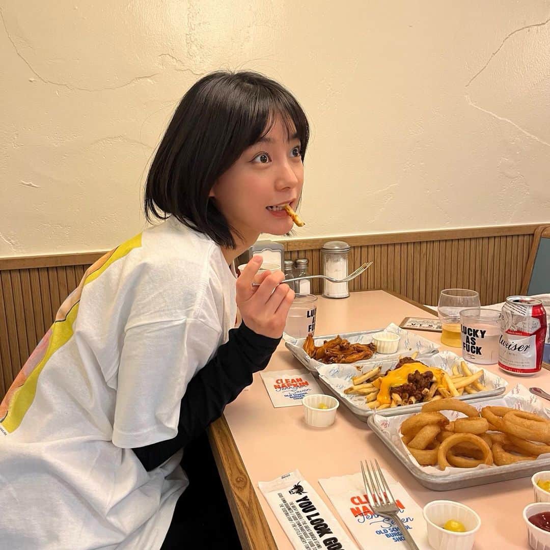 新田桃子さんのインスタグラム写真 - (新田桃子Instagram)「Don't talk to me while I'm eating my burgers🍔」3月12日 19時54分 - momottiiii