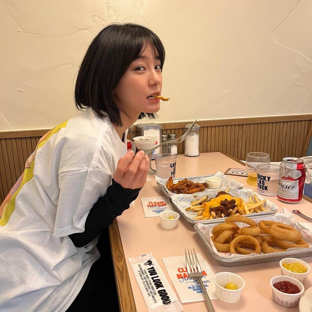 新田桃子さんのインスタグラム写真 - (新田桃子Instagram)「Don't talk to me while I'm eating my burgers🍔」3月12日 19時54分 - momottiiii