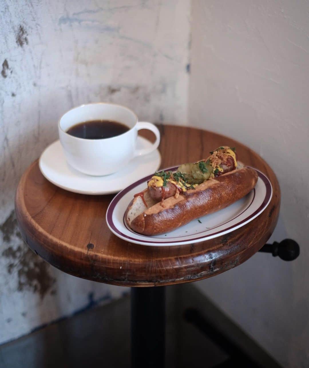のインスタグラム：「_✔︎ . . 世田谷上町に新しくオープンした @lloyd.coffee.setagaya さん . . 遅めのランチタイム利用で 平日10食限定のホットドッグセットに🤤 . . その場でリベイクしていただいたパンは 近くにあるベッカライ・ブロートハイムさんのもの。 ソーセージは大ぶりでジューシー、頬張りながら コーヒーはグアテマラのハンドドリップ 浅煎りですっきりといただきました。 . . 店装は白を基調に 濃いブラウンのアンティーク家具や カウンターが格好良く、 開放感もあり居心地もよかったな🌿 . . これから店内にプロジェクターを設置して、 ミニシアターも検討されているそう🎬 映画をみながらコーヒー飲めるのも素敵だなぁと。 たくさんお話いただきありがとうございました😌 . . #lloydcoffee  #lloydcoffeesetagaya  #matsukencafe」