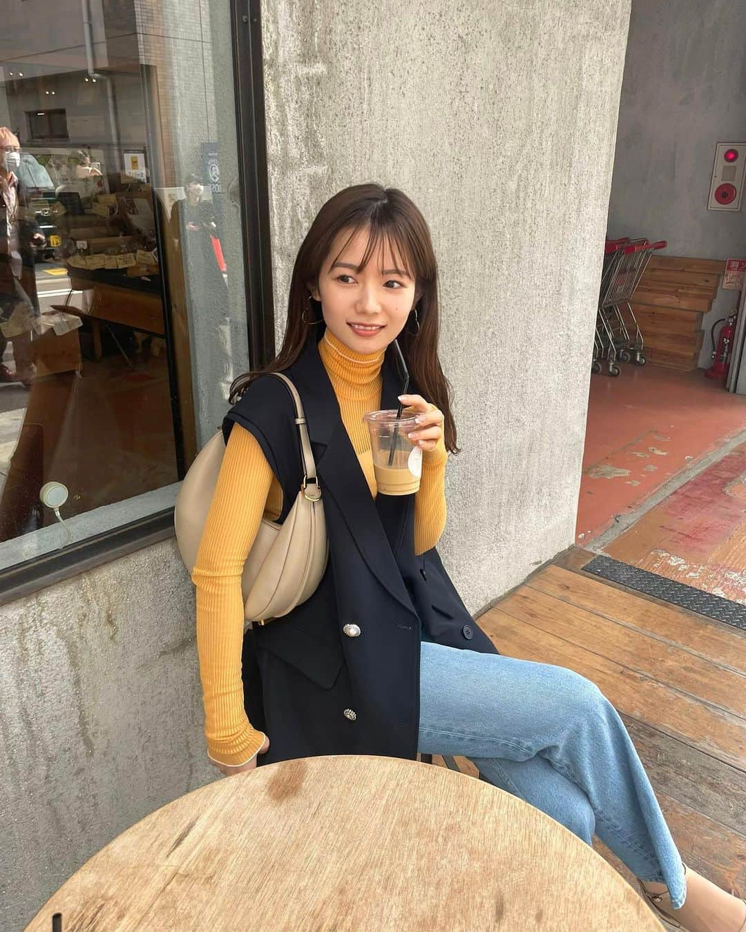宮所舞のインスタグラム：「ポカポカ陽気で テラスでラテが最高な季節😙🫶🏻☕️  今日は来週17日発売予定の、 NEUEMの新作 #キラキラビジュージレ 🖤 これからの季節のワードローブに欠かせない。 真冬以外は着ていただける生地感なのもお気に入り♡ こちらのデニムも同日に再販予定です✨#dkr服  大好きな友達に会えて幸せな週末👯‍♀️🍩」