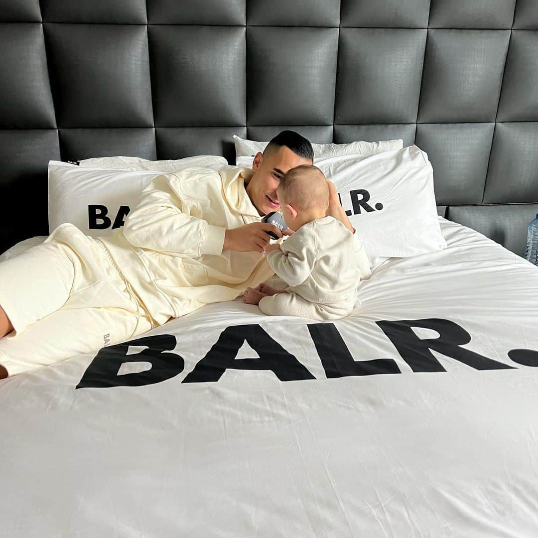 アンワル・エル・ガジさんのインスタグラム写真 - (アンワル・エル・ガジInstagram)「Well rested for the game today. Thank you @balr for the nice presents as always! 🖤」3月12日 19時59分 - elghazi21