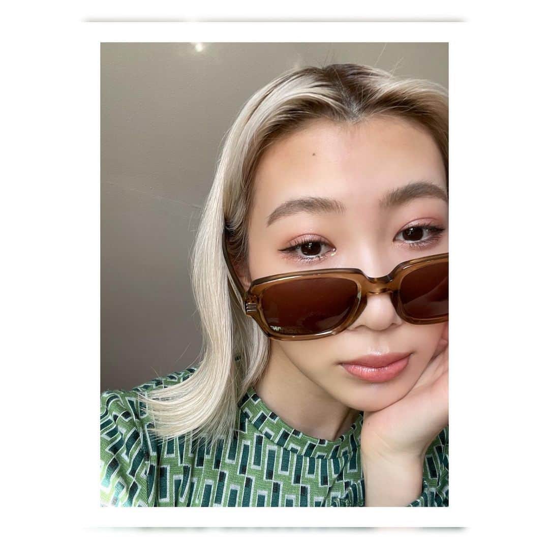 のインスタグラム：「このサングラスお気に入りで色々持ってるはずなのにこればっかりつけちゃう🧐  そして1枚でなんか決まるこちらもお気に入りグリーンの柄トップス🦖  #メガネ　#メガネ女子　#サングラス　#Burberry #バーバリー　#バーバリーサングラス　#burberrysunglasses #ザラ　#zara #zarawoman  #ハイトーン　#ボブ　#金髪ボブ　#美容室　#サロンモデル　#サロモ　#前髪なし　#前髪なしボブ」