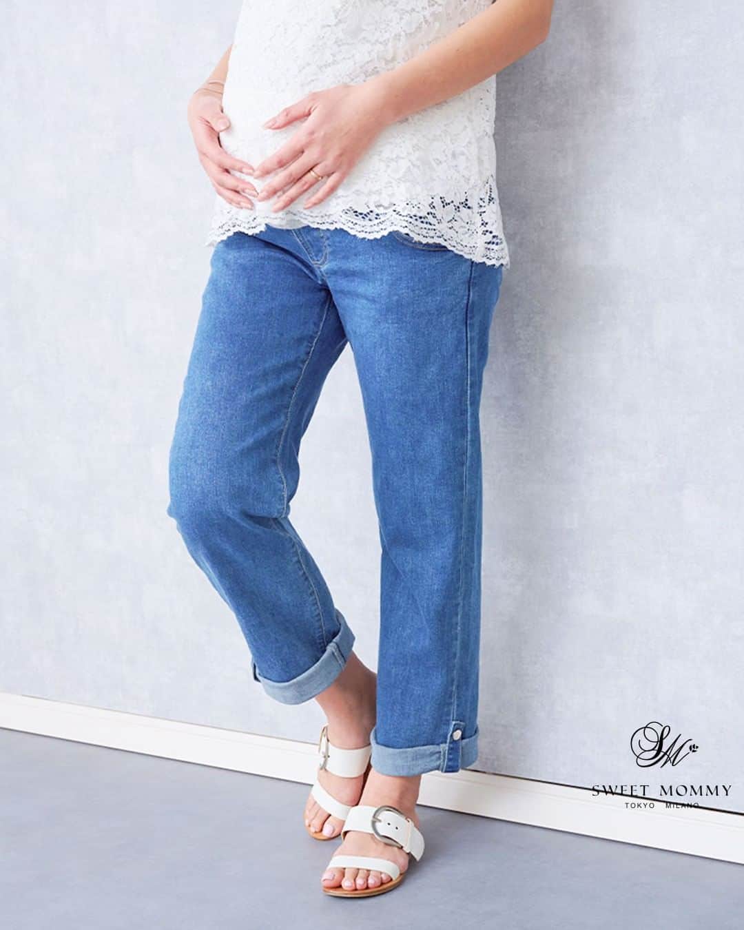 マタニティウェア&授乳服のスウィートマミーのインスタグラム：「Sweet Mommyの新作新作マタニティデニムをご紹介🌈  ストレートシルエットで脚をスラっと見せてくれるアイテム 裾をロールアップできるので、気分やコーデに合わせて2タイプをお楽しみいただけます♪  もちろん産前産後に対応しており、 お腹部分は伸びるニット素材と調節可能なアジャスター付きで 体型の変化にも対応できて、長くお使いいただけます。  素材は優れたストレッチ生地で立ったり座ったり、何かと動くことが多いママさんも 心地よく穿くことができますよ😊  #スウィートマミー #sweetmommy #授乳服 #マタニティパンツ #妊婦コーデ #マタニティーコーデ #プレママコーデ #ワイドパンツコーデ #マタニティコーデ #マタニティグッズ #体型カバーコーデ #公園コーデ #出産準備購入品 #出産祝いにオススメ #出産準備リスト #妊娠日記 #ママでも綺麗でいたい #ベビー用品準備 #妊婦ファッション #赤ちゃんと暮らす #赤ちゃんとおでかけ #マタアカさんと繋がりたい #授乳服 #マタニティ服 #マタニティー」