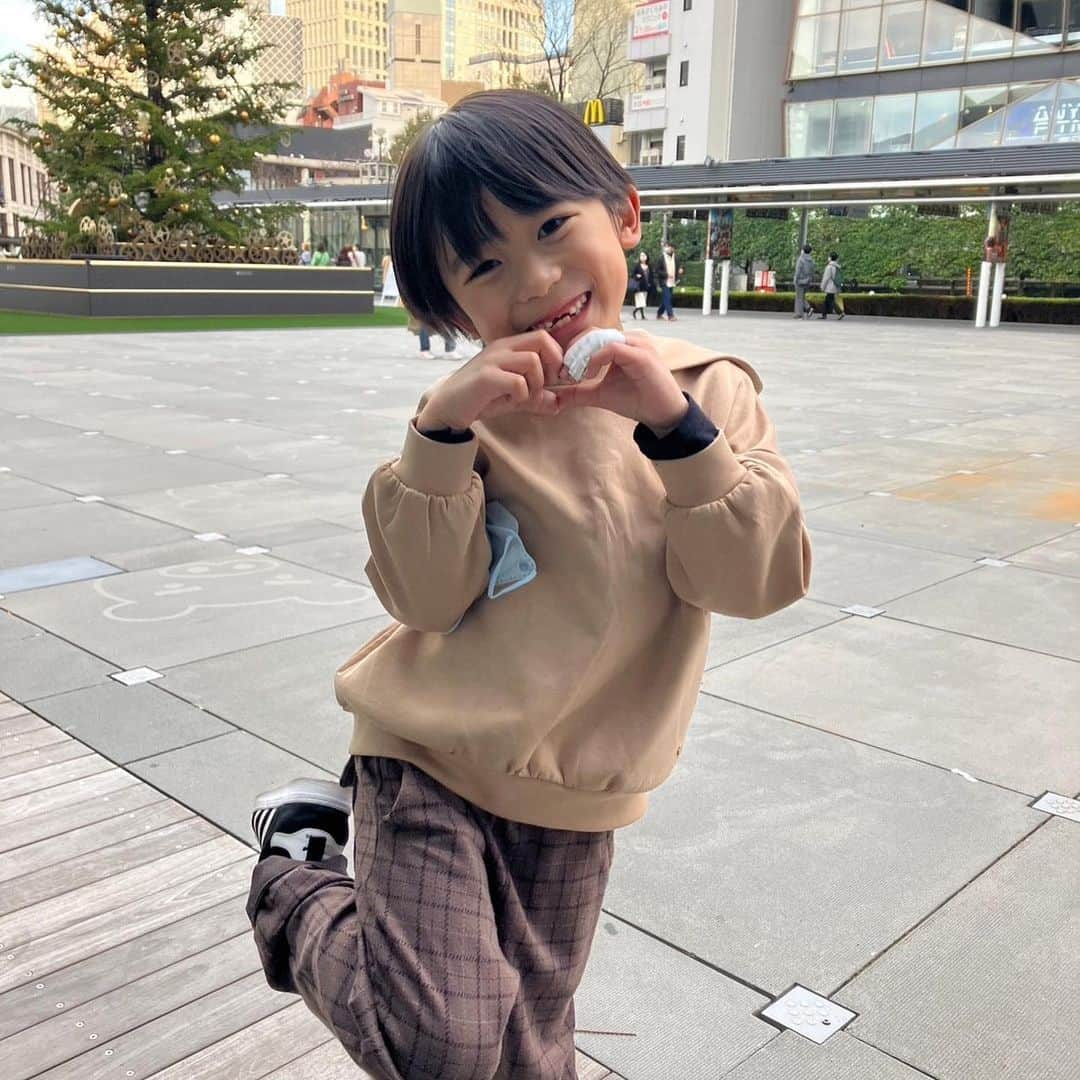 佐藤遙灯のインスタグラム：「・ 💚 ・ #ハートマーク #なぜかかわいいポーズ #歯抜けはるとくん #佐藤遙灯 #スペースクラフト #スペースクラフトジュニア」