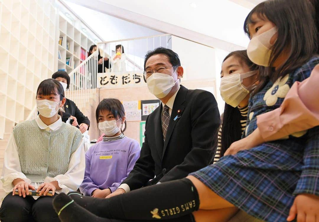 岸田文雄さんのインスタグラム写真 - (岸田文雄Instagram)「福島県相馬市の皆さんが力を合わせてこどもたちを地域で育てようとしている姿をみて、こども政策強化のためには、施策の拡充はもとより、社会全体でこどもや子育てを応援していく姿が重要だと改めて感じました。  #岸田文雄 #きしだふみお  #広島 #hiroshima  #内閣総理大臣  #福島県 #相馬市  #子ども #政策」3月12日 20時11分 - fumio_kishida