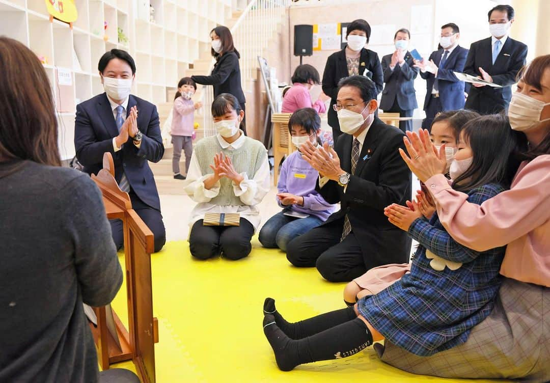 岸田文雄さんのインスタグラム写真 - (岸田文雄Instagram)「福島県相馬市の皆さんが力を合わせてこどもたちを地域で育てようとしている姿をみて、こども政策強化のためには、施策の拡充はもとより、社会全体でこどもや子育てを応援していく姿が重要だと改めて感じました。  #岸田文雄 #きしだふみお  #広島 #hiroshima  #内閣総理大臣  #福島県 #相馬市  #子ども #政策」3月12日 20時11分 - fumio_kishida