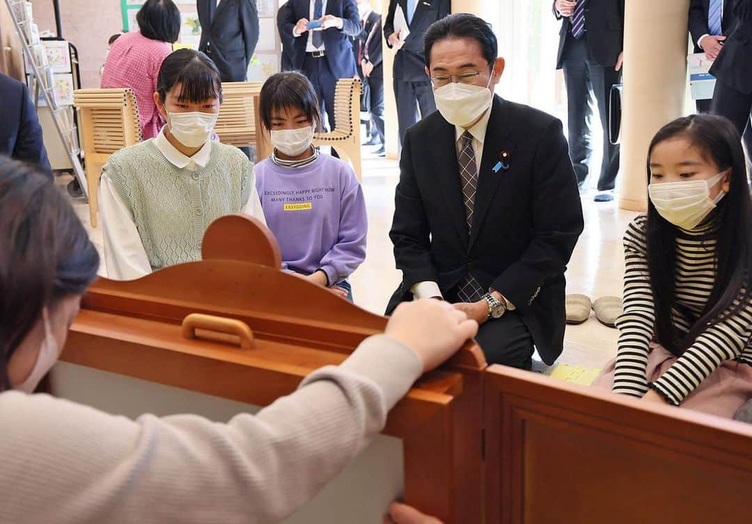 岸田文雄さんのインスタグラム写真 - (岸田文雄Instagram)「福島県相馬市の皆さんが力を合わせてこどもたちを地域で育てようとしている姿をみて、こども政策強化のためには、施策の拡充はもとより、社会全体でこどもや子育てを応援していく姿が重要だと改めて感じました。  #岸田文雄 #きしだふみお  #広島 #hiroshima  #内閣総理大臣  #福島県 #相馬市  #子ども #政策」3月12日 20時11分 - fumio_kishida