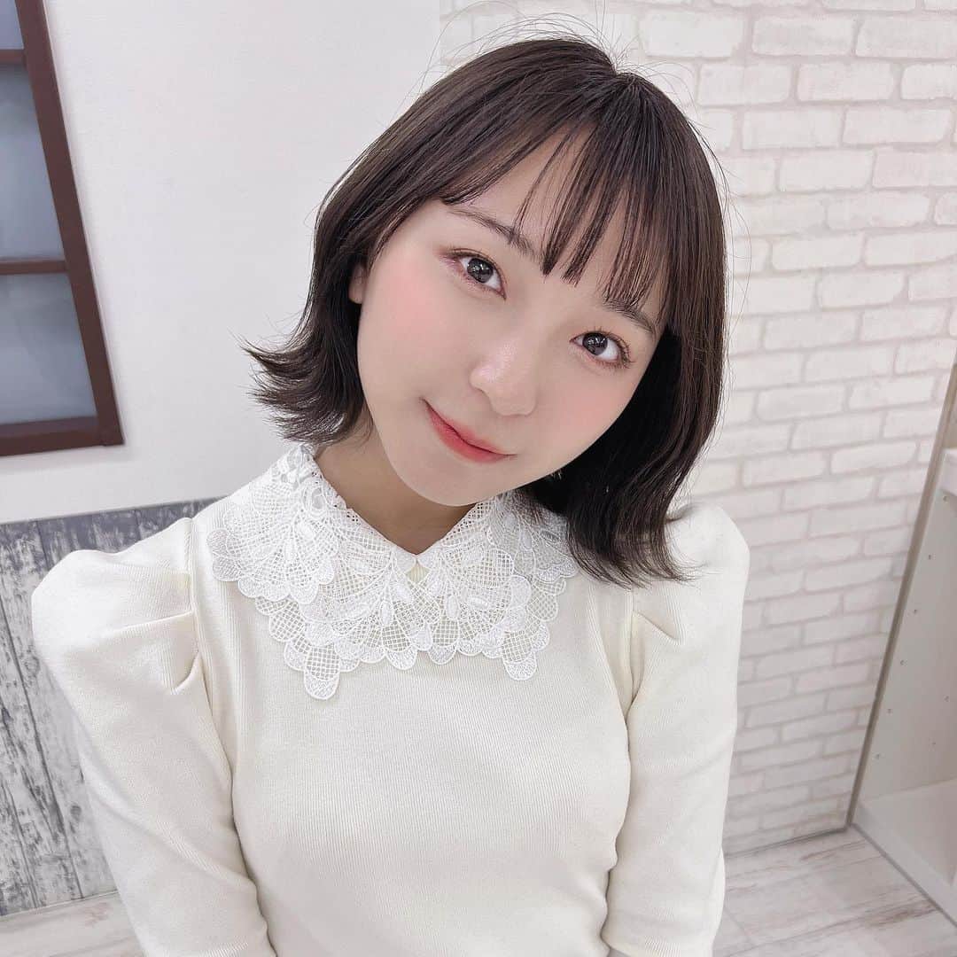 塩川莉世のインスタグラム：「【お知らせ】 . ３月２６日（日） 塩川莉世アコースティックソロライブが決まりました！ 一般発売が始まったのでみなさんぜひ遊びに来てください🐇 . . 最近の曲や、映画の主題歌など ピアノ編成で歌っていきます☺︎ 朝早いんだけど日曜なので早起きして きてほしいな〜◡̈⃝︎⋆︎* . . おまちしてます！ ３月２６日 新宿motion Open10:00/start10:30 .  https://t.livepocket.jp/e/xpcr1」