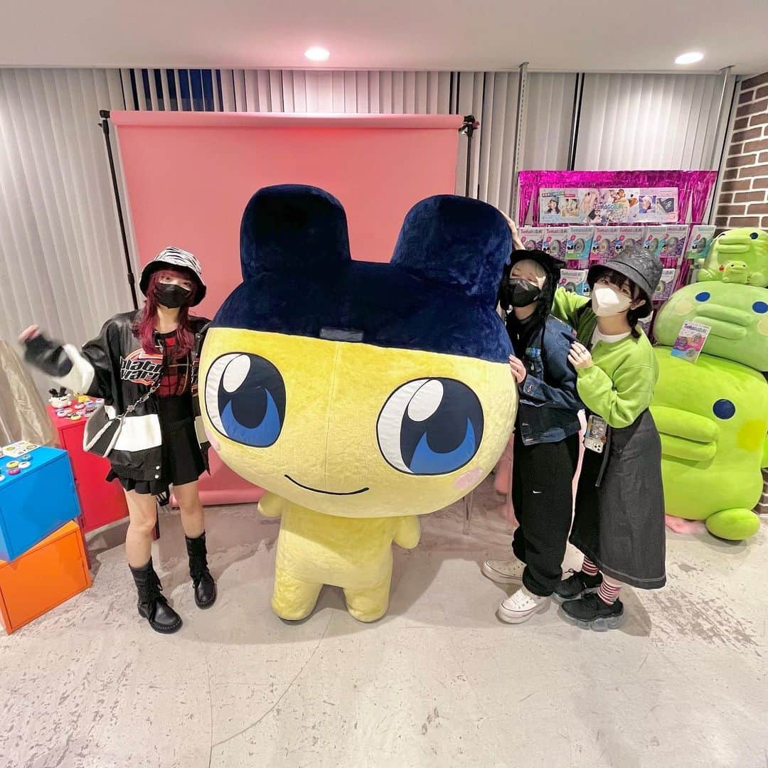ぱいぱいでか美のインスタグラム：「WEGO展示会🥚 . コショぞめ誘って行ってきたよん〜💎❤️‍🔥 ラメとかシアーとか好きな素材の服多かったのと メタリックな素材も新鮮でかわいかった✨ リメイクものもめちゃくちゃ可愛かった🥰 WEGOとたまごっちのコラボも可愛すぎて！！！ しかもまめっちいたの！！！！ 踊ったり挨拶してくれたり可愛すぎた…🫶🏻 展示会見てたらココちゃんも来て一緒に改めて写真とった✊🏻 . #WEGO #藍染カレン ちゃん #古正寺恵巳 ちゃん #ココパティーンココ ちゃん #まめっち #たまごっち #でか美ちゃん」