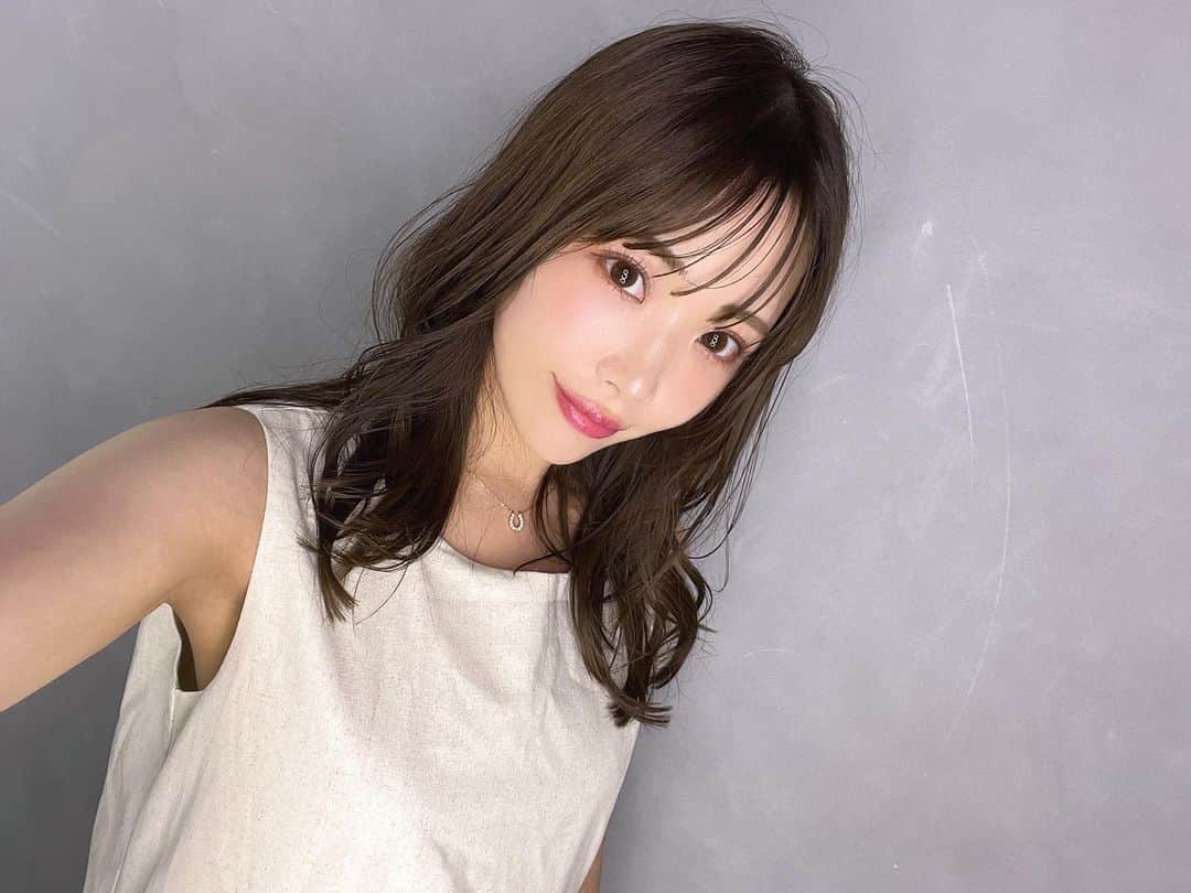 のインスタグラム：「照明とアプリのおかげで別人になりました🙋‍♀️笑  この前髪やりたいのに自分でセットしようとすると変になるなあ🥹 プロってすごい🥰  明日は大事な打ち合わせ🦄💻  #サロモ#サロンモデル#フリーモデル#freemodel#ミディアムヘア#ロングヘア#巻き髪#アンニュイ#暗髪」