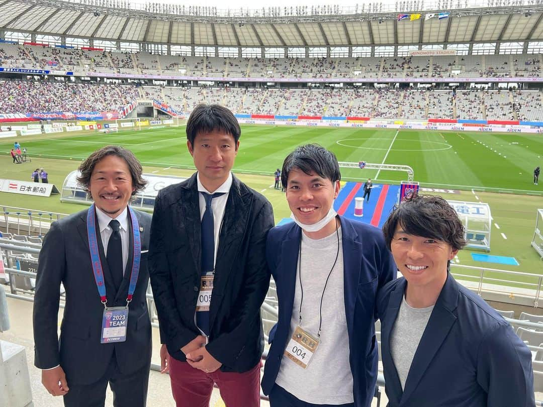 原大悟のインスタグラム：「FC東京vs横浜FC  TOKYOMXで中継でした！ 豪華なOB2人のダブル解説！ 石川直宏さんと平山相太さん！ だいぶ東京寄りな楽しい中継でした。  試合も東京のいいところが存分にでた内容で3-1の勝利！最後まで得点を取りに行く素晴らしい内容でした。  アルベル東京2年目、期待大です！  写真はDAZN解説の佐藤寿人さんも一緒に豪華な並びにいれてもらいました！  ここに並ぶと僕でも得点が取れそうなぐらいテンションの上がる並びでした！ありがとうございました。  #fctokyo #tokyomx」