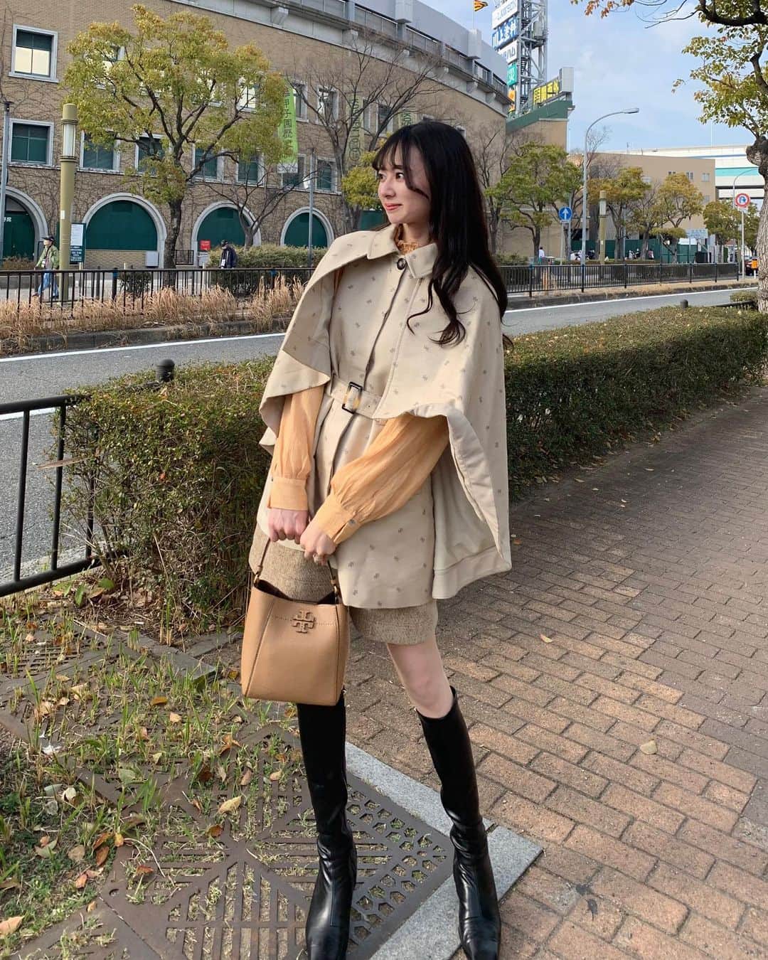 のインスタグラム：「甲子園に用あって行ったし、甲子園球場の前で撮った。笑 急に暖かくなちゃったから、このコート着まくらなきゃ！！ そろそろロングブーツも履き納め…  #春コート#春アウター#春コーデ #ミニ丈#スプリングコート」