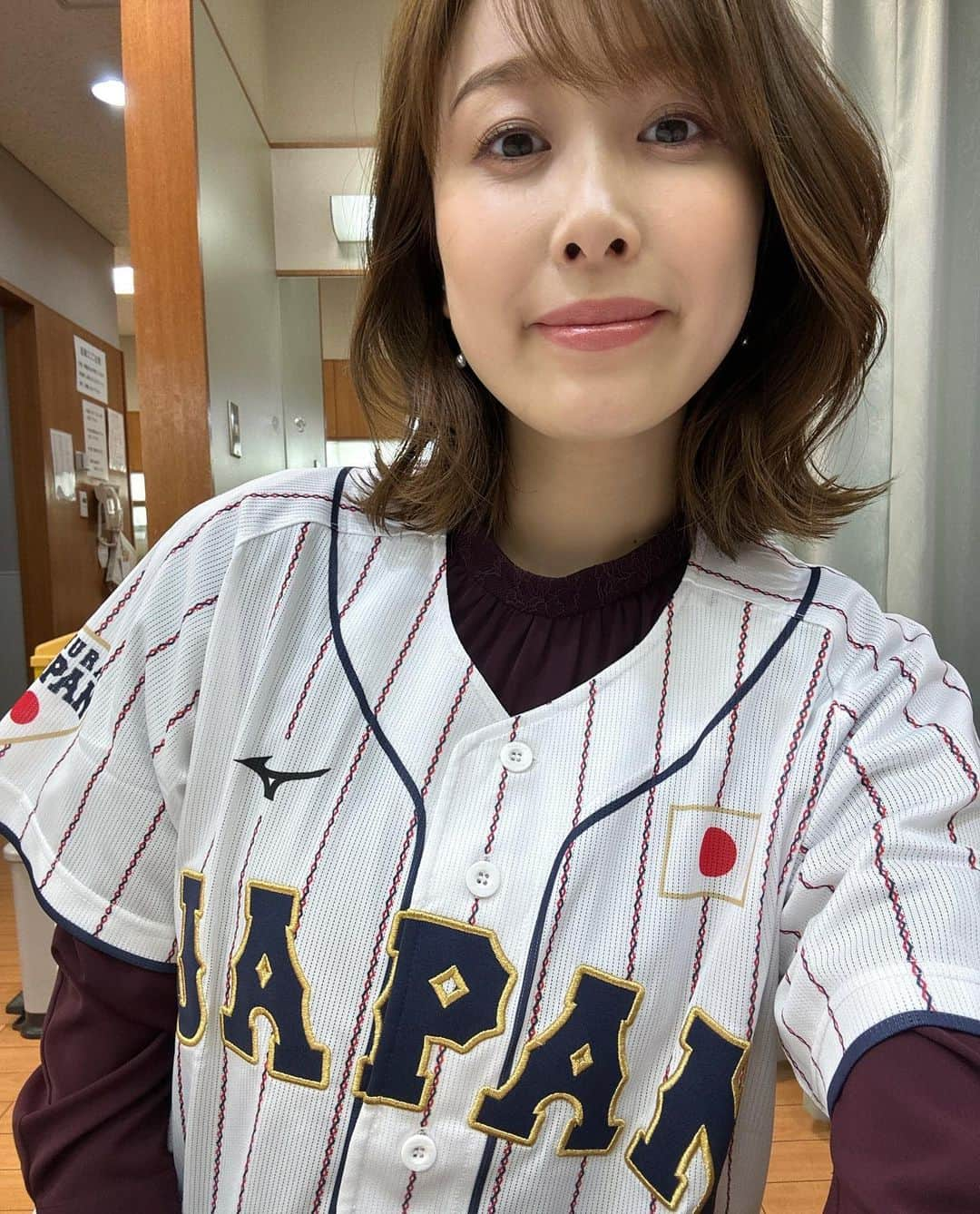 良原安美さんのインスタグラム写真 - (良原安美Instagram)「本日のサンジャポ😊 ⁡ WBC情報たっぷりの にぎやかな放送でした⚾️🙌  個人的には やすこさんの独自取材が 毎回大好きです😏 ⁡  貴重な ユニフォームもお借りして！  ⁡ ⁡ ありがとうございました！ ⁡ 衣装 ワンピース Her lip to ピアス Phoebe   #サンジャポ #侍ジャパン #WBC」3月12日 20時15分 - yoshiharaami