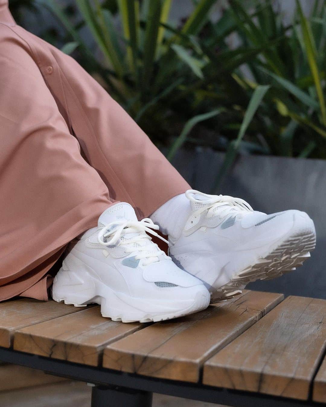 夏焼雅のインスタグラム：「puma🫶🏻🤍 オーキッドでお出かけ〜👟 ワンピ×スニーカーの合わせが すき♡  @pumajapan  @style_mixer  #プーマグラム  #puma  #pumajapan」