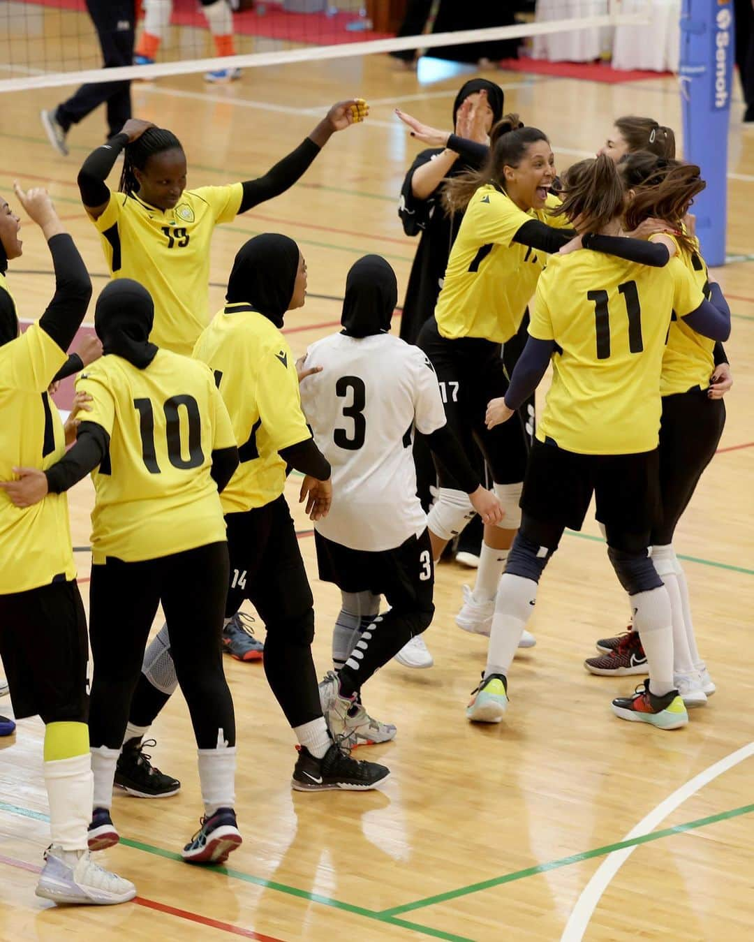 サビーナ・アルシンベコバさんのインスタグラム写真 - (サビーナ・アルシンベコバInstagram)「Photos from game, we need to do this again 💛✨  #alwasl #sportgirls #volleyball #volleygirls #championship #yellow」3月12日 20時19分 - altynbekova_20