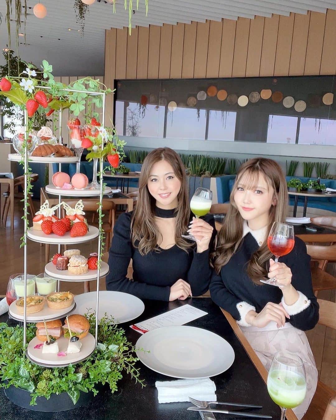 のインスタグラム：「きむとストロベリーアフタヌーンティー🍓🫖🍓🫖  いちご尽くしかわいかった🍓💚  アフヌンはたまに行くとやっぱり可愛くてテンションあがるし @themoon_roppongi  は景色も良くて最高だよ🗼♡ またいこうねっ🫶  #themoon#アフタヌーンティー#六本木ヒルズ #afternoontea #アフヌン#roppongihills」
