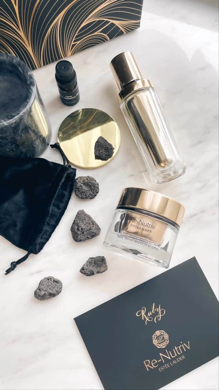 Ruby Kwanのインスタグラム：「I’ve been trying this @esteelauder new ultimate diamond cream for awhile. Love this luxury formula in a velvety soft texture, and resulting in a supple and sculpted skin. 🖤  #ReNutriv #ExtraordinaryBeauty #BlackDiamondTruffle #閃鑽亮肌 @esteelauder_hk #rougeclosetbeauty」