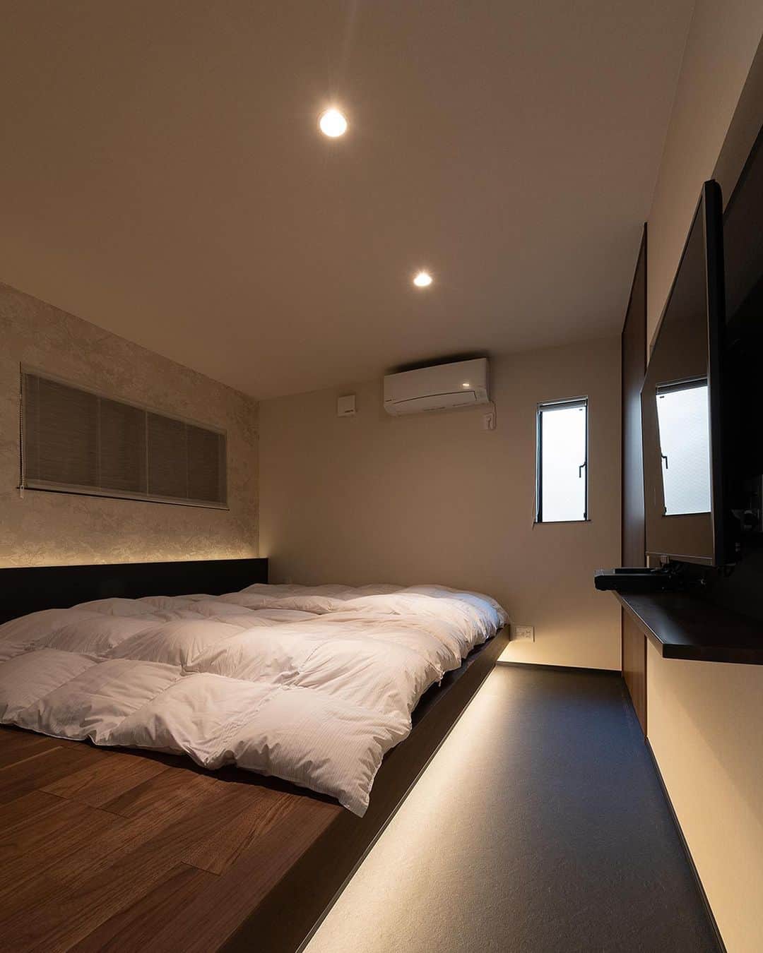 デザオ建設さんのインスタグラム写真 - (デザオ建設Instagram)「寝室🛏 ホテルにありそうなおしゃれ寝室✨ 1段上げられた床にお布団が敷かれています！ こんな寝室見たことないです😳 ⁡ 枕元と段に仕込んだ間接照明がとっても お洒落な空間にしてくれています😌 ここで夜映画とかみたいですね🎬 ⁡ ⁡ ※モデルハウス展示場予約は、 　@dezao_kensetsuのURLに 　とんでいただき、「イベント予約」から 　お待ちしております🏠 ⁡ #注文住宅 #マイホーム #インテリア #新築  #リフォーム #リノベーション #家 #住宅 #interior #デザオ建設 #工務店 #一軒家 #マイホーム計画 #施工事例 #寝室 #寝室照明 #寝室クロス #ホテル空間 #ホテルライク #寝室インテリア #間接照明 #寝室スタイリング #寝室コーディネート」3月12日 11時32分 - dezao_kensetsu