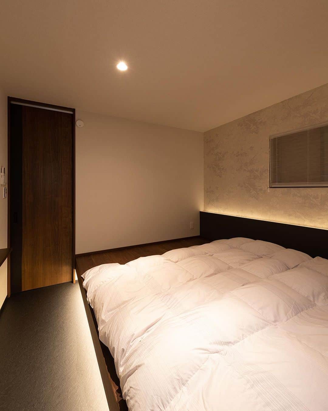 デザオ建設さんのインスタグラム写真 - (デザオ建設Instagram)「寝室🛏 ホテルにありそうなおしゃれ寝室✨ 1段上げられた床にお布団が敷かれています！ こんな寝室見たことないです😳 ⁡ 枕元と段に仕込んだ間接照明がとっても お洒落な空間にしてくれています😌 ここで夜映画とかみたいですね🎬 ⁡ ⁡ ※モデルハウス展示場予約は、 　@dezao_kensetsuのURLに 　とんでいただき、「イベント予約」から 　お待ちしております🏠 ⁡ #注文住宅 #マイホーム #インテリア #新築  #リフォーム #リノベーション #家 #住宅 #interior #デザオ建設 #工務店 #一軒家 #マイホーム計画 #施工事例 #寝室 #寝室照明 #寝室クロス #ホテル空間 #ホテルライク #寝室インテリア #間接照明 #寝室スタイリング #寝室コーディネート」3月12日 11時32分 - dezao_kensetsu