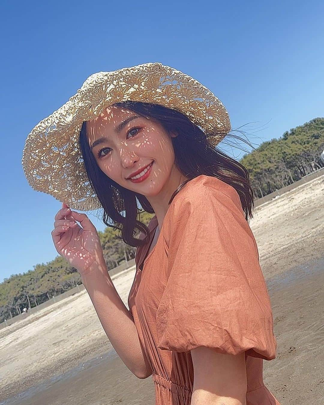 三輪晴香のインスタグラム：「. . 暖かくなってきましたね☀️  海での撮影だったんですが半袖でも暑いくらいでした😳  夏だと勘違いさせるような写真が撮れました📸  #海 #稲毛海岸 #海スタグラム #海コーデ」