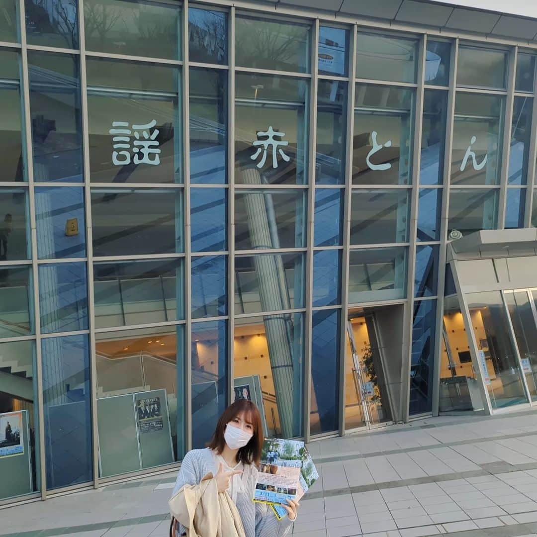 浜田真衣さんのインスタグラム写真 - (浜田真衣Instagram)「撮影でお世話になった⁡個人的に大好きなメイクさんが担当された #誰かの花  観てきました❁⃘*.ﾟ⁡ ⁡⁡ 「どんなメイクしたんだろう!?」 ⁡って視点で映画観たの初めて👀笑 ⁡⁡ 「結末は…あなたの感性にお任せします！」って感じの現代アートみたいな印象だった🤔⁡✨⁡ 答えがない分⁡、⁡⁡捉え方もきっと感性によって異なるはずだから、おもしろい！ ⁡⁡⁡ ⁡3月末には下北沢で放映されるみたいです🎥♡ ⁡⁡ ⁡ ⁡ #ご縁に感謝⁡ ⁡ #誰かの花」3月12日 11時42分 - nna1317