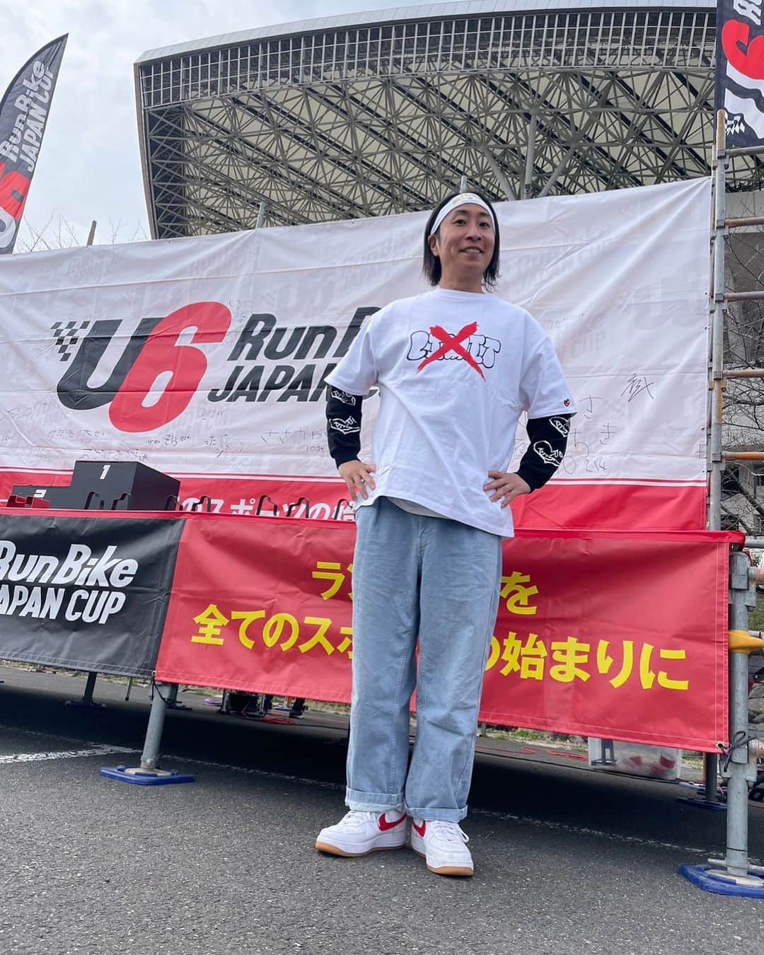ゆってぃのインスタグラム：「🏁🏁🏁  ランバイクU6の応援団長ゆってぃ。埼スタに登場。  #ゆってぃ#ワカチコ #人力舎  #ランバイク #埼玉スタジアム  #キッズの熱気 #おじさんが応援  #おじさんも頑張れ」