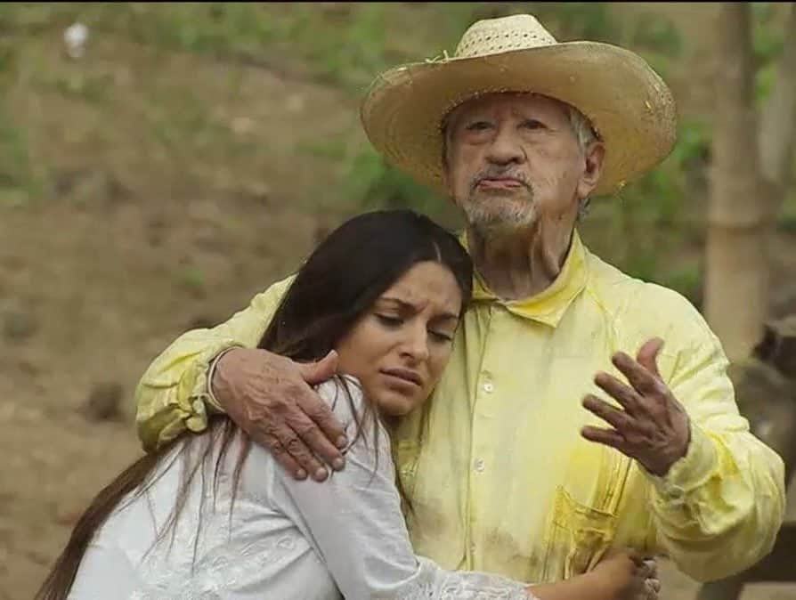 Ana Brenda Contrerasのインスタグラム：「Uno de los regalos más grandes que me ha dado la vida fué compartir con él y conservarlo. Nuestras pláticas , las risas … observarlo y aprenderle tanto.  Tan fuerte e imparable que a veces pensé nos iríamos todos antes , me hubiese encantado celebrarle como se tenía planeado en Bellas Artes …como lo merecía , en vida.  Pero su legado y el cariño que deja en todos nosotros lo hace inmortal.  Estoy triste y me siento contenta que vivió tanto, Se nos fué un GIGANTE.  Vuelta alto mi welito 💔🕊️ Gracias maestro 👏🏼 Te abrazo fuerte Lulú #IgnacioLopezTarso」