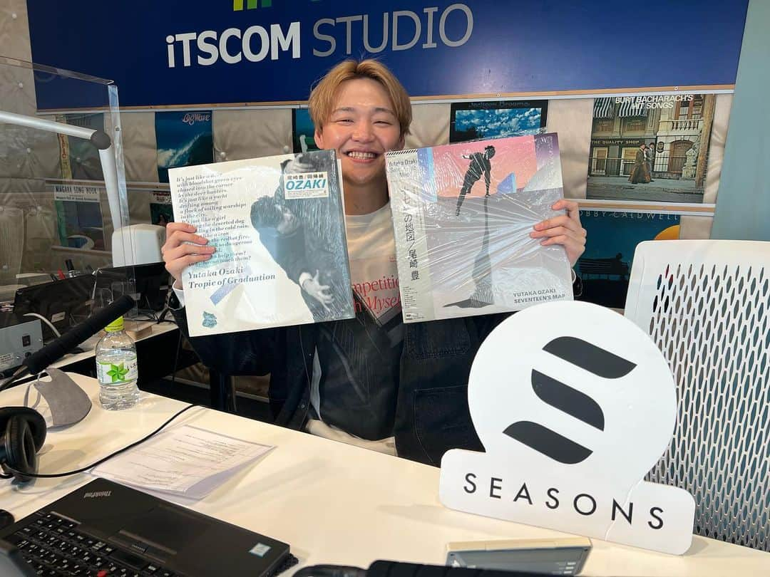 藤井達也のインスタグラム：「SEASONS RADIO  船越さんも大好きな 尾崎豊さん特集♫  今までで1番早く感じたよ時間がww  自分は今 ダンスホールが1番好きです💙 みなさんは？  ファーストアルバムの『十七歳の地図』は伝説のアルバムだよやっぱ。 #FMサルース #たまプラーザ #尾崎豊」