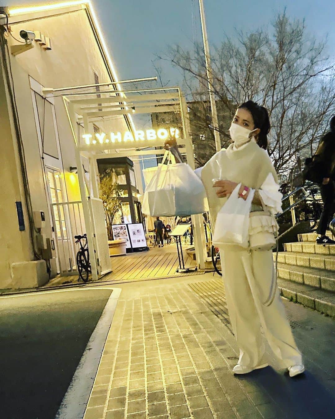 知念里奈のインスタグラム：「2週間ほど続いていた撮影を撮り終え、長男の誕生日と初日を祝い、ホッとする朝です。  この仕事、向いてないなぁ。 ダメだなぁ。 もうやめたほうがいいかもね。  と思い続けて26年。  3日もすれば忘れてしまうので、少しでもよくなりたい、やり直したいと続けてしまう。  無知で愚かな17年前の私も、ホワホワでピカピカな命を前に、自分をやり直そうと決めました。  やり直しをさせてもらえて本当によかった。 たくさんの方に、改めて、ありがとうございます。  喜んで、感謝して、祈りながら。 これからも親子共々、家族揃って。 誠心誠意日々を重ねていきたいです。  今年のケーキはLily cakes。 @tysonsandcompany  彼の好きな抹茶のバスクチーズケーキをオーダーしました😍 ありさちゃん！ありがとう😘 最高に美味しかったよー🎂」