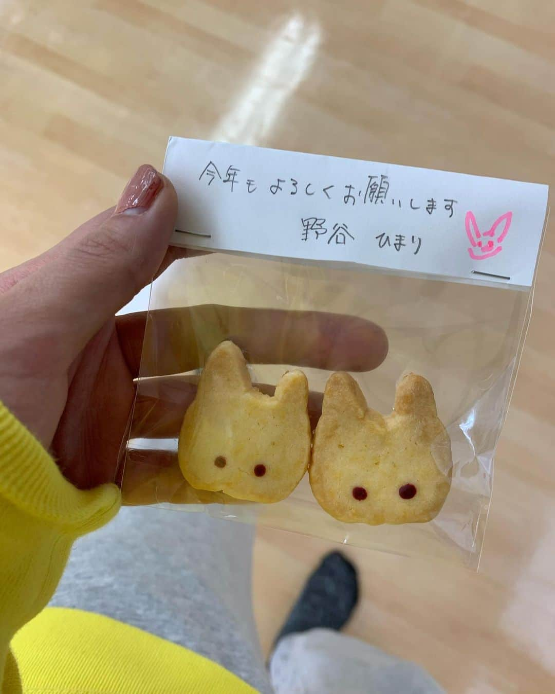 春川芽生のインスタグラム：「なんか愛着わいたもろたンゴ手作りクッキー(笑)  #あとコラボのパーカーyellow着てるねぇ！ #こちらでもゲト報告改めてありがとう！」